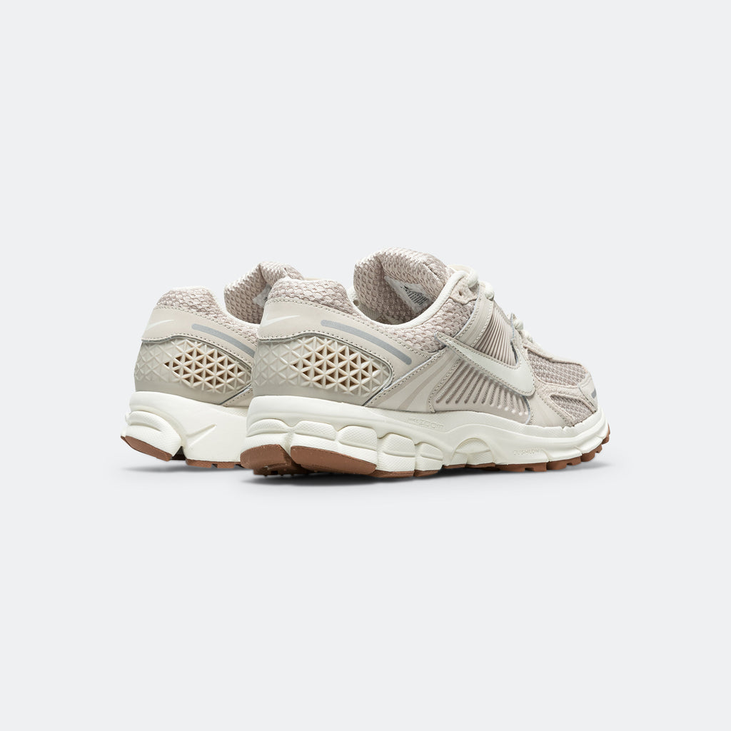 Womens Zoom Vomero 5 - Lt Orewood Brown/Sail-Metallic Silver